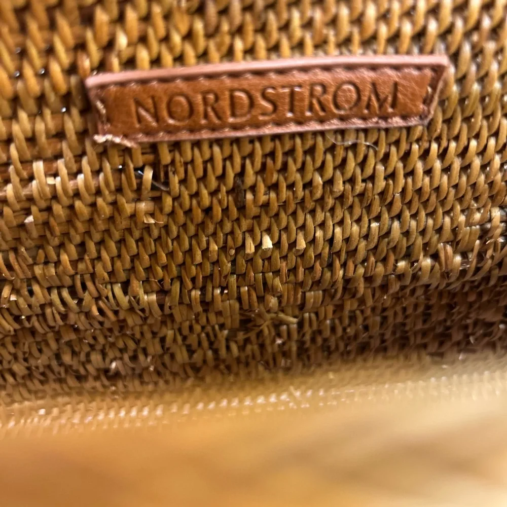 Vintage NORDSTROM wicker basket handbag with a magnetic closure. - Picture 10 of 11